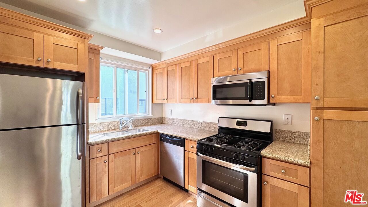 1233 N Harper Ave Unit: 9