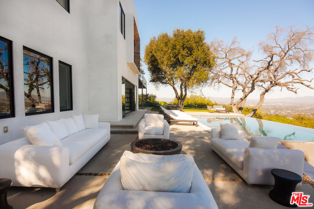 13331 Mulholland Dr