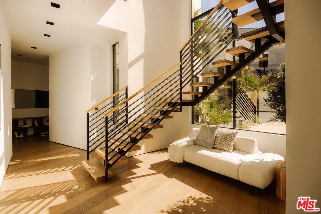 13331 Mulholland Dr