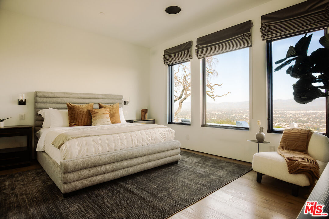 13331 Mulholland Dr