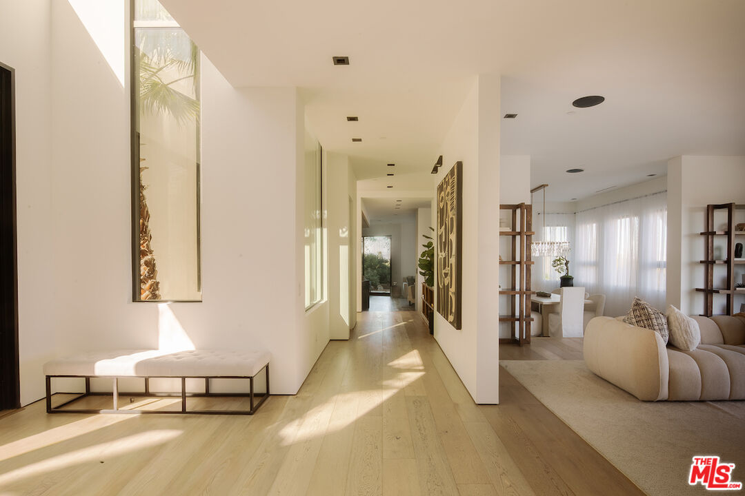 13331 Mulholland Dr