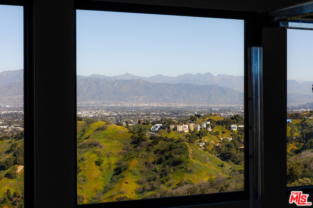 13331 Mulholland Dr