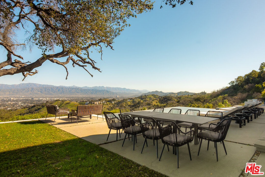 13331 Mulholland Dr