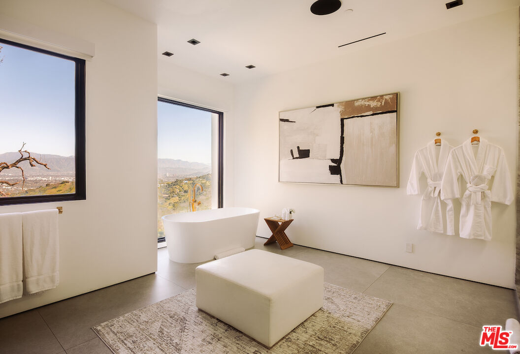 13331 Mulholland Dr