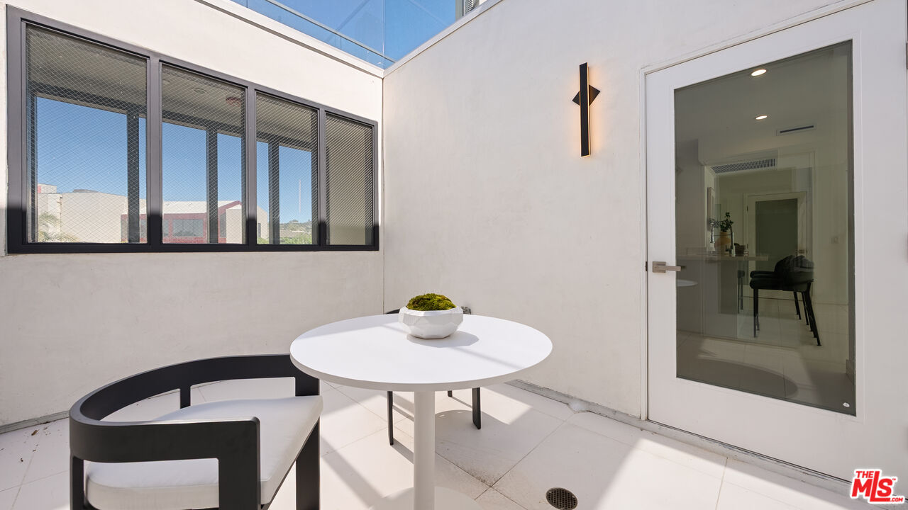 621 N Kings Rd Unit: 3