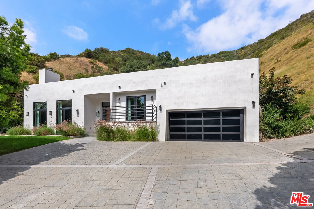 1739 San Ysidro Dr