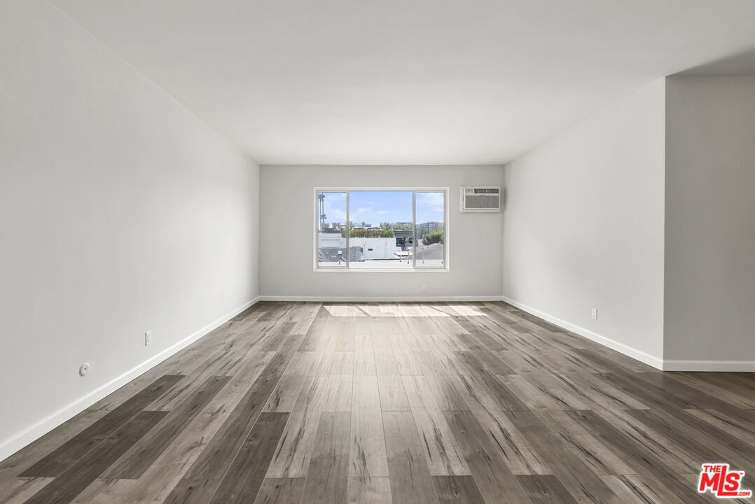 645 Westmount Dr Unit: 302