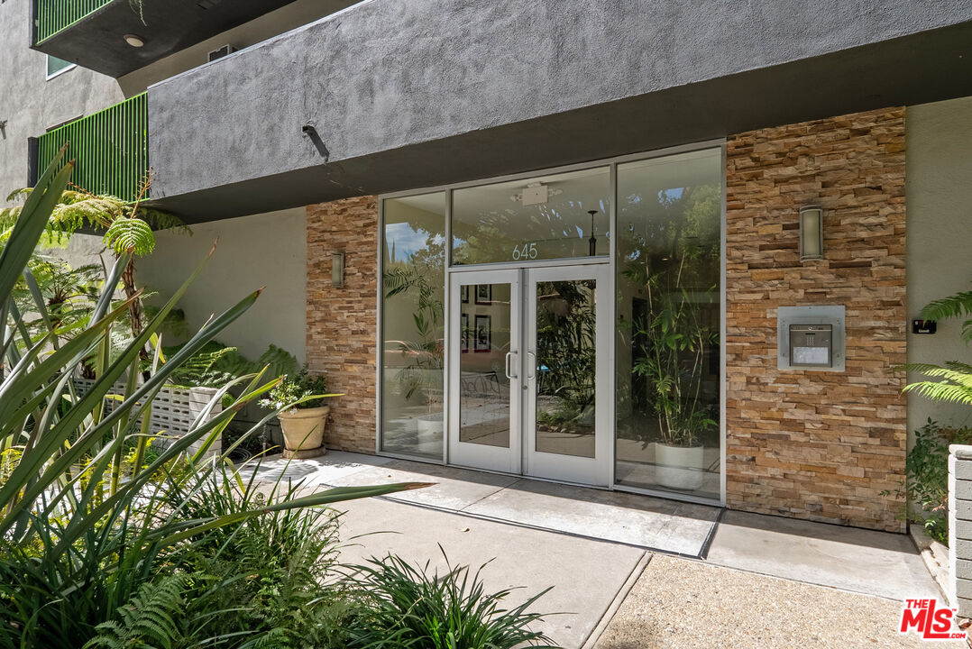 645 Westmount Dr Unit: 302