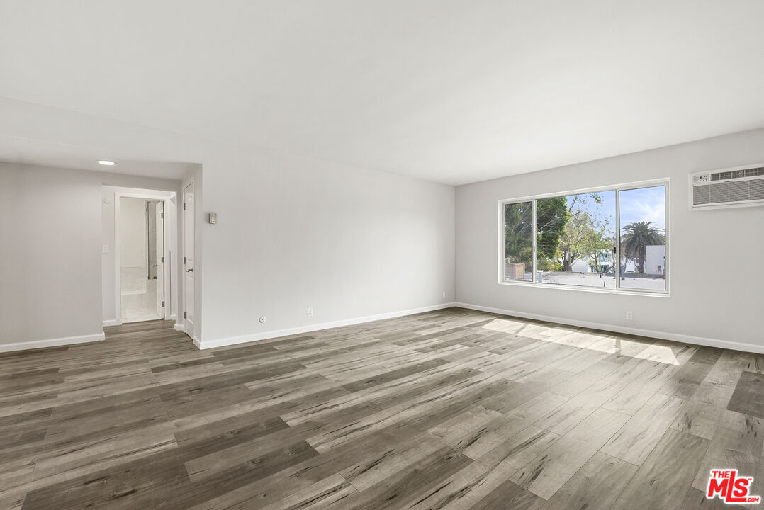 645 Westmount Dr Unit: 302