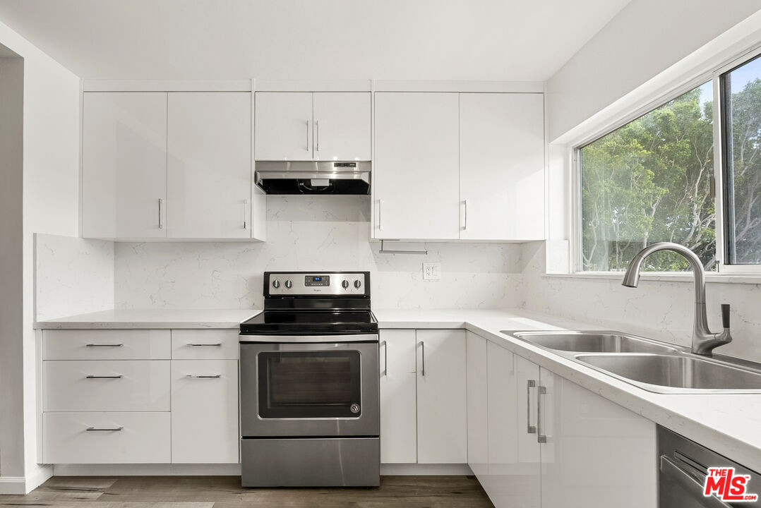 645 Westmount Dr Unit: 302