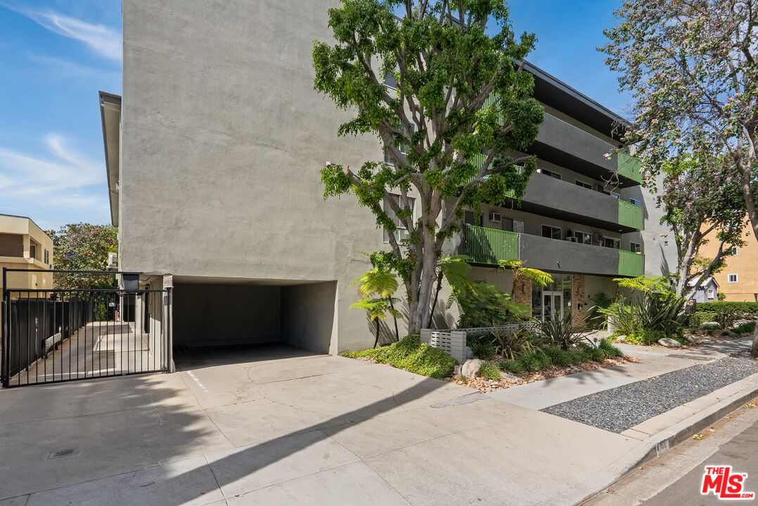 645 Westmount Dr Unit: 302