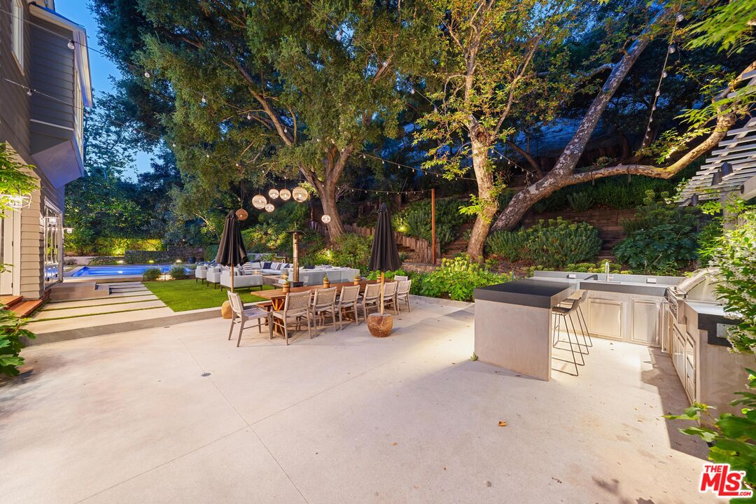 2600 Mandeville Canyon Rd