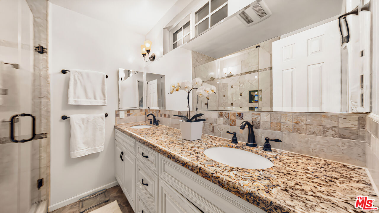 3634 Mandeville Canyon Rd