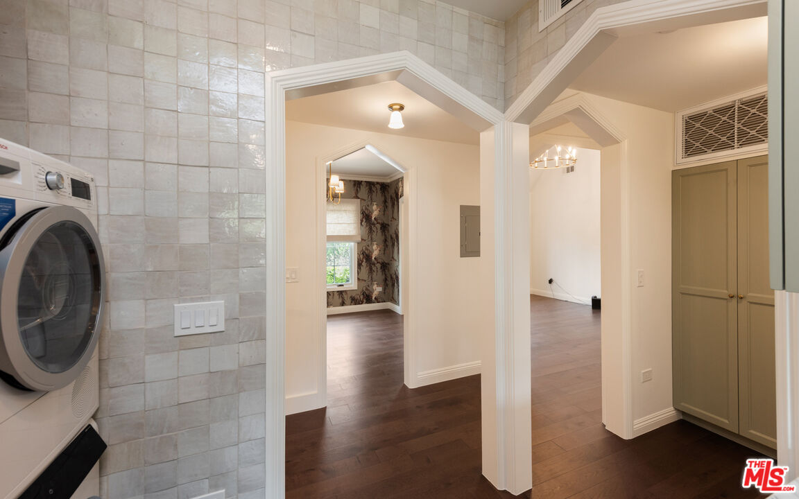 2607 N Beachwood Dr