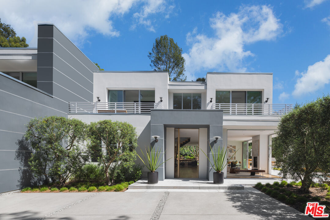 9011 Alto Cedro Dr