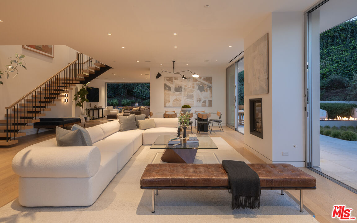 9011 Alto Cedro Dr