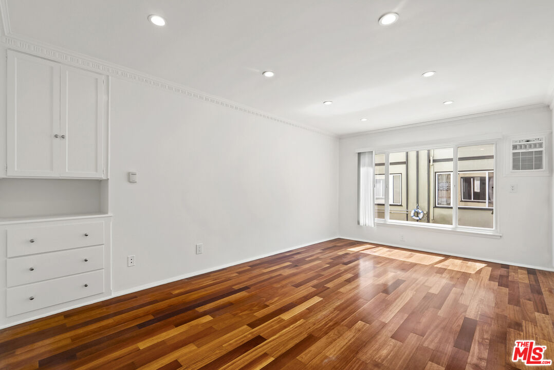 1235 N Harper Ave Unit: 19