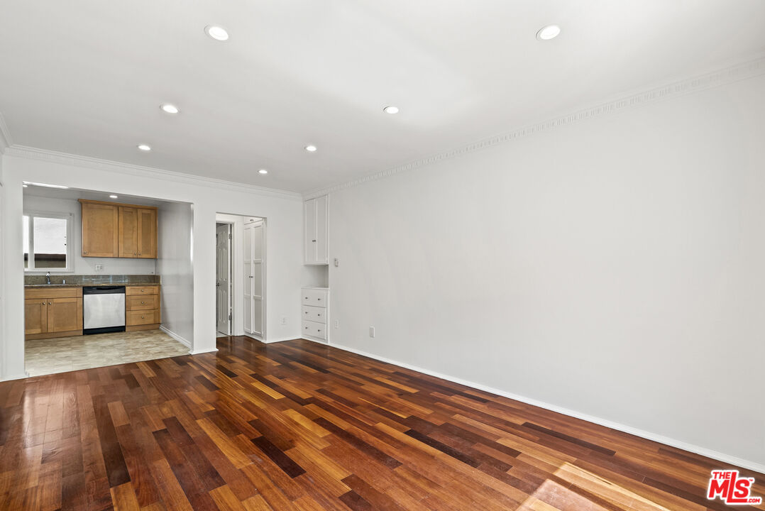1235 N Harper Ave Unit: 19