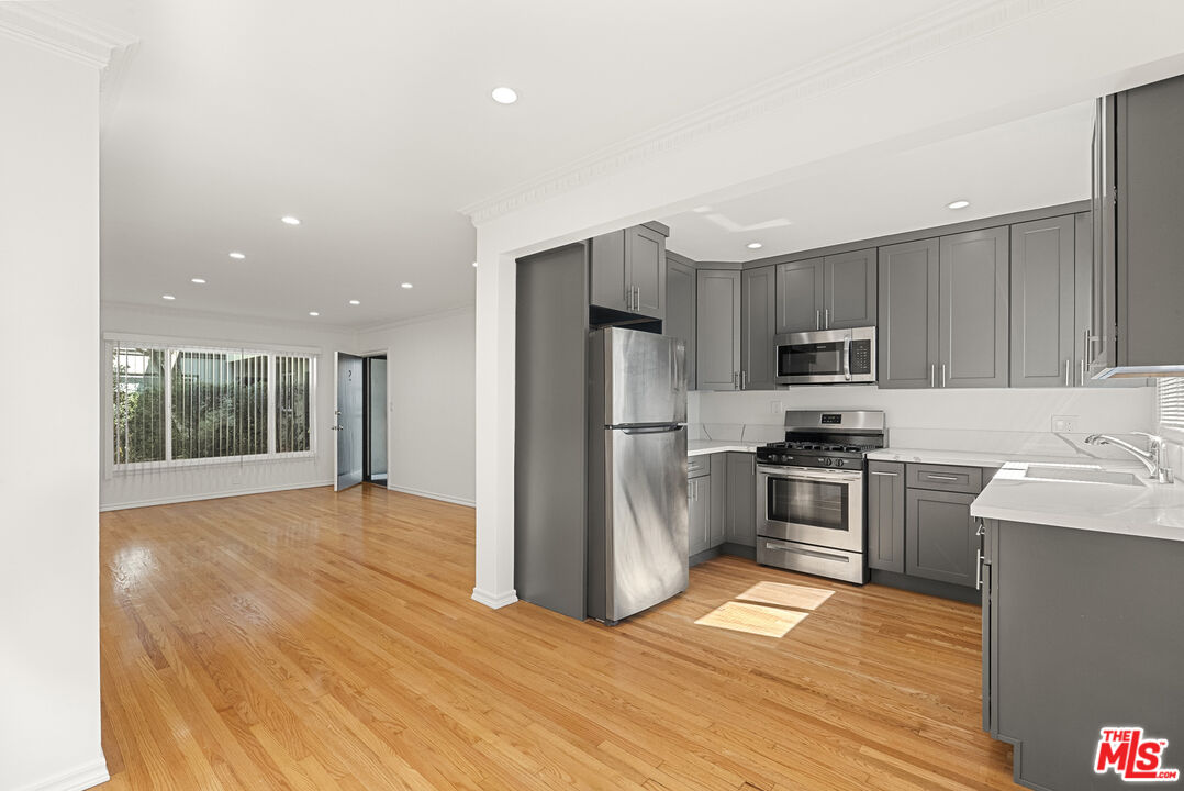 1233 N Harper Ave Unit: 2