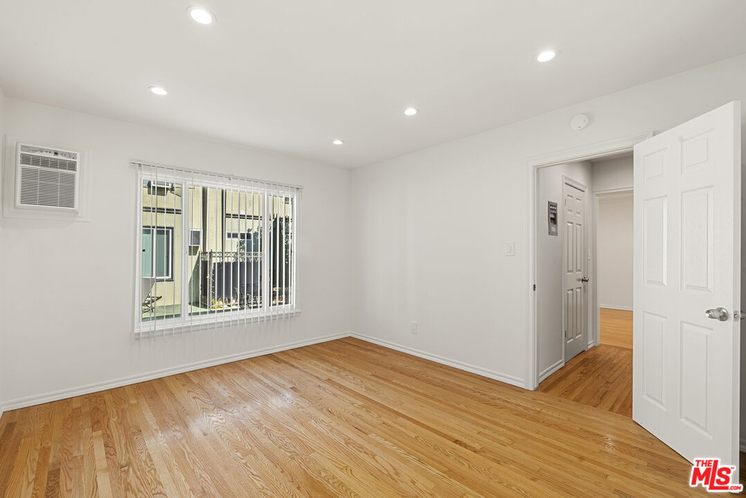 1233 N Harper Ave Unit: 2