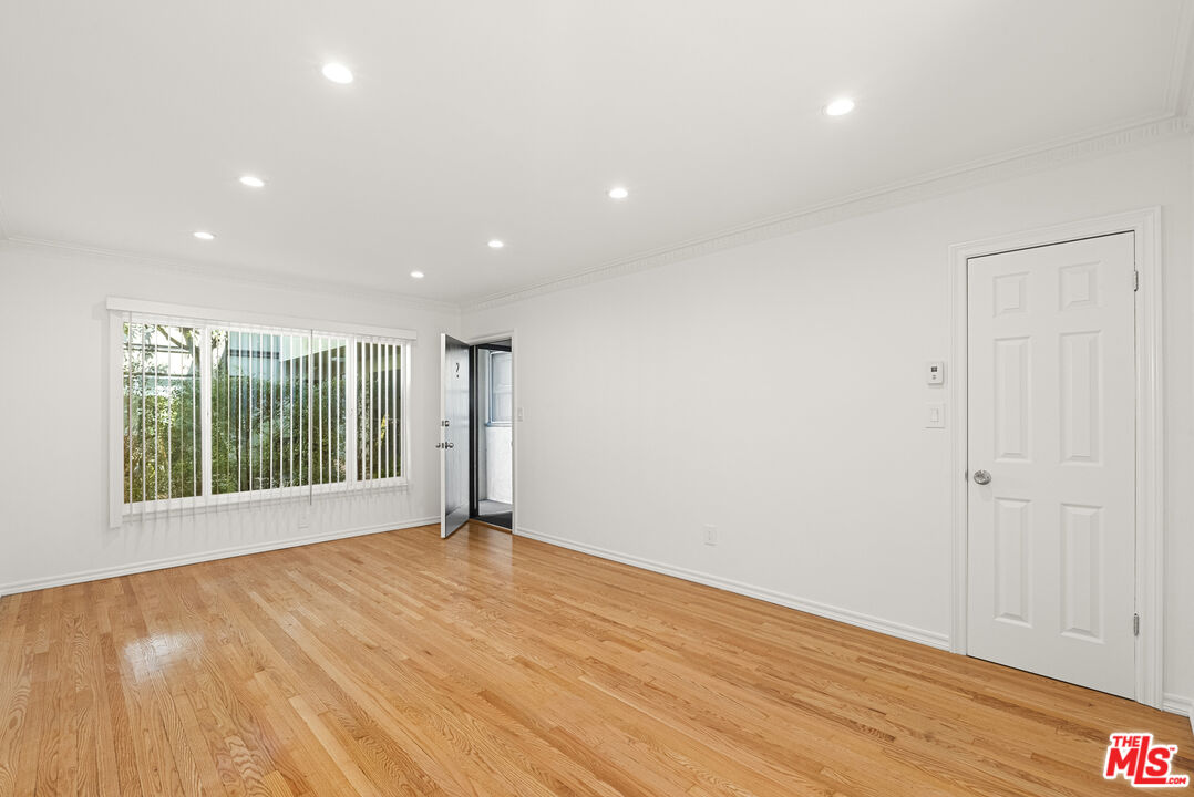 1233 N Harper Ave Unit: 2