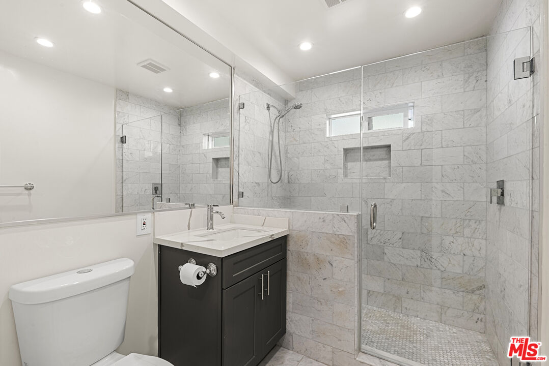 1233 N Harper Ave Unit: 2