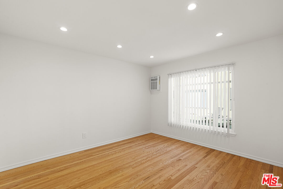 1233 N Harper Ave Unit: 2