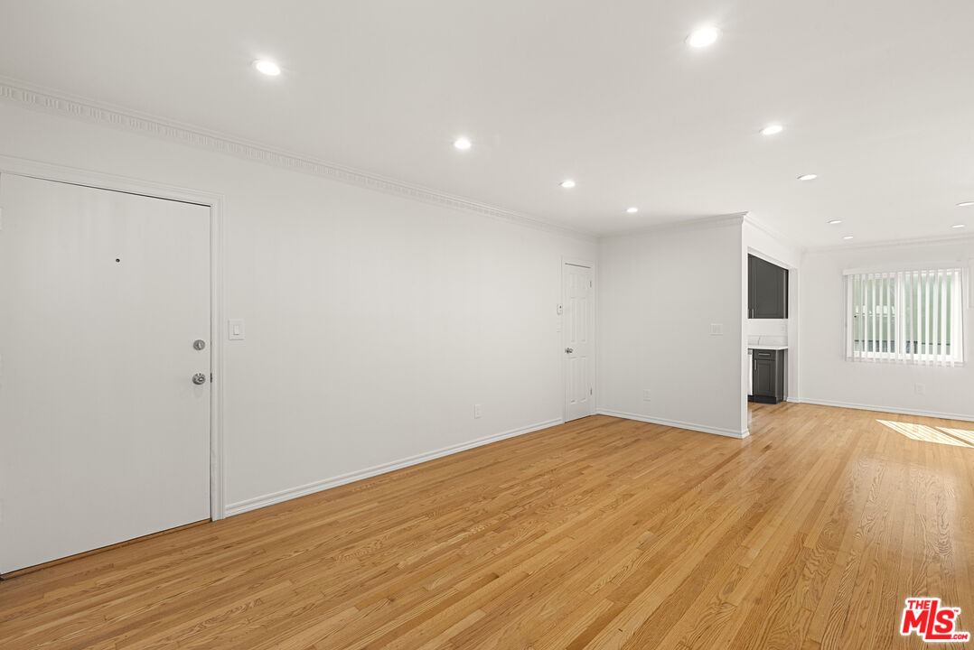 1233 N Harper Ave Unit: 2