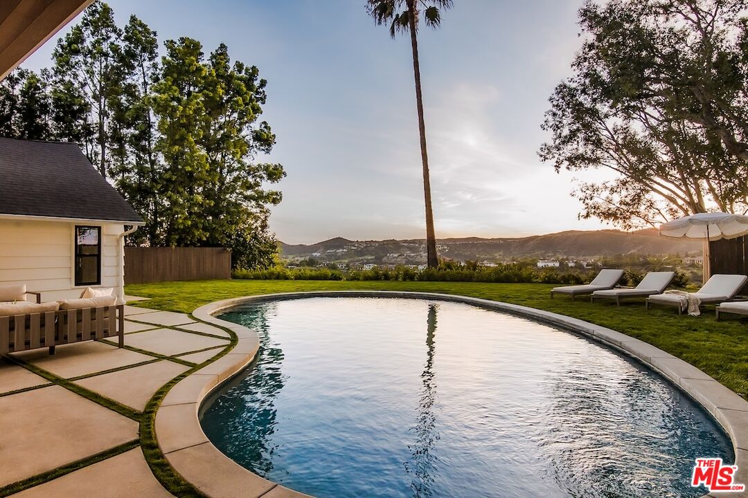 2179 Linda Flora Dr
