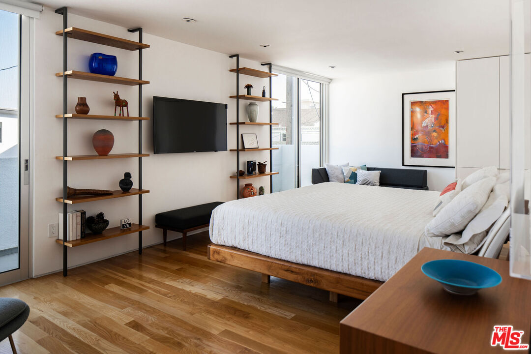 34 S Venice Blvd Unit: 2