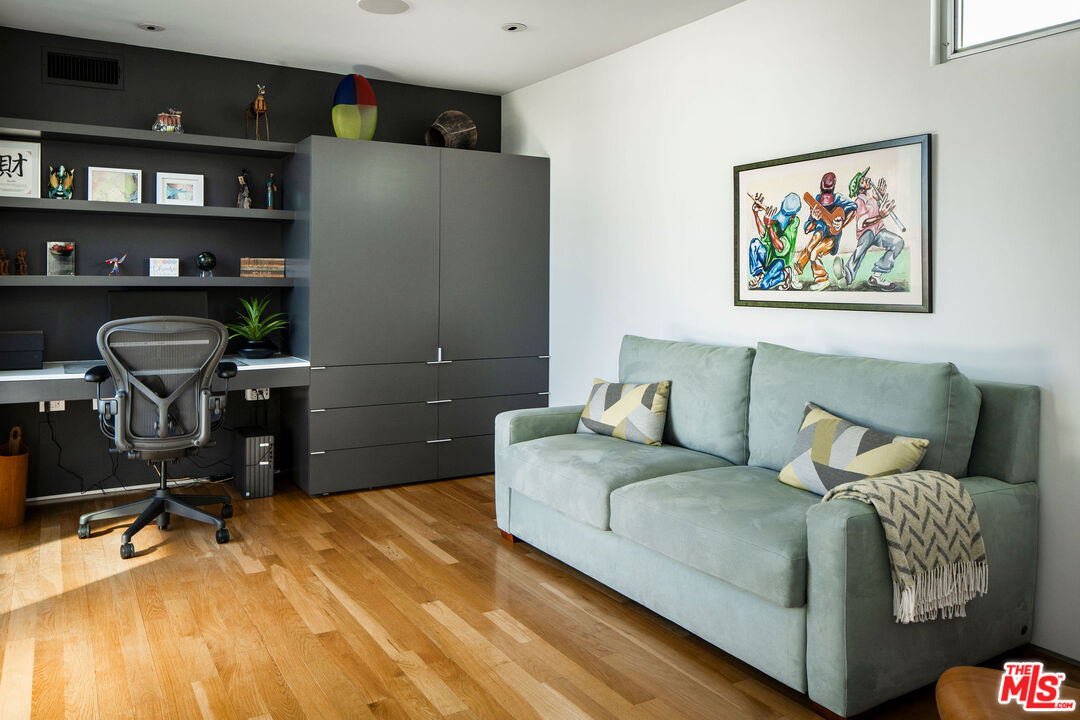 34 S Venice Blvd Unit: 2