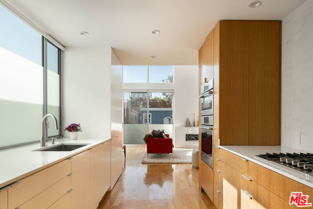 34 S Venice Blvd Unit: 2