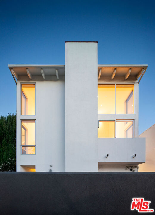 34 S Venice Blvd Unit: 2