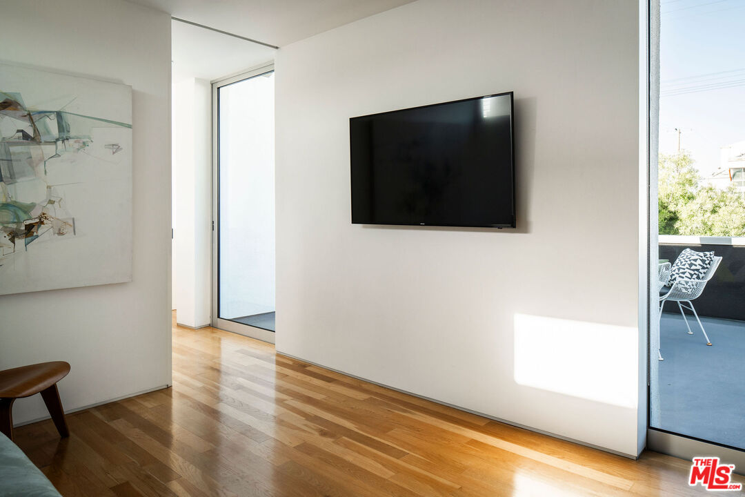34 S Venice Blvd Unit: 2