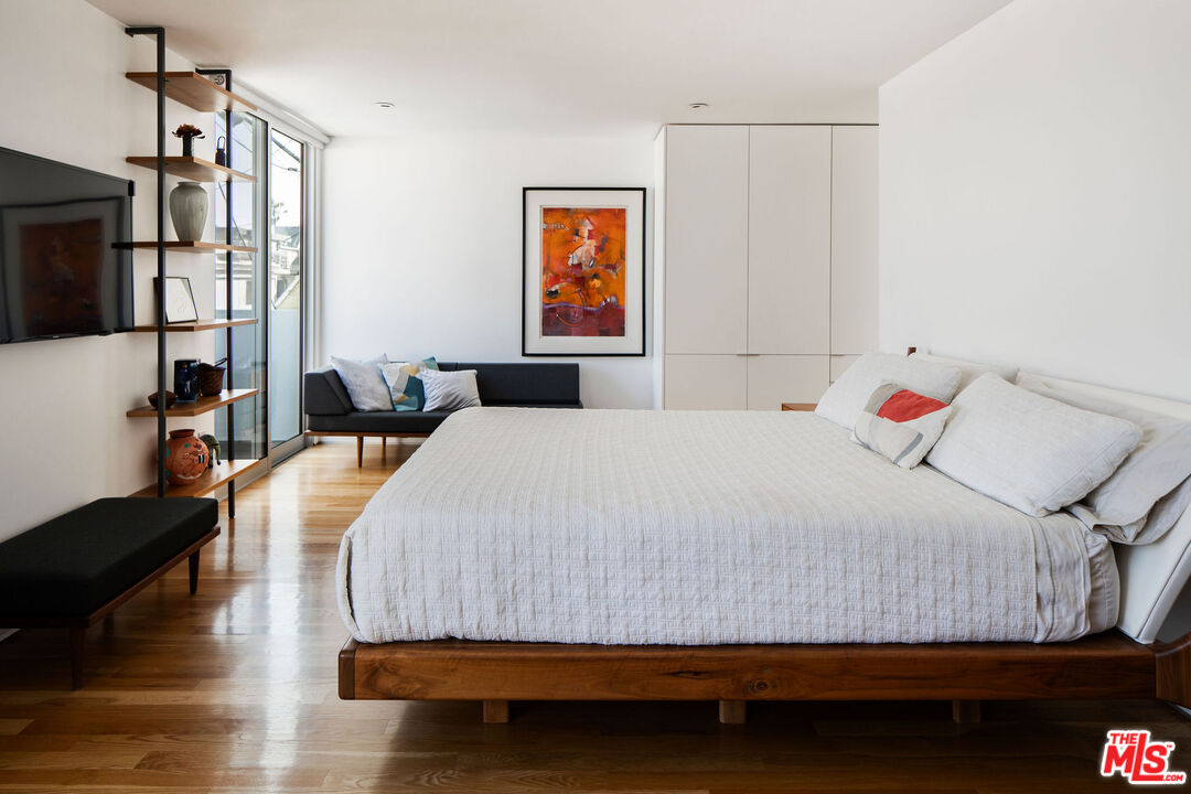 34 S Venice Blvd Unit: 2
