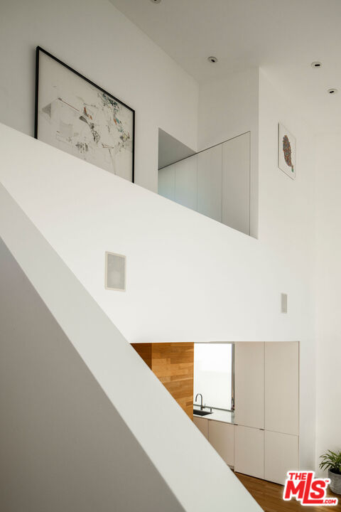34 S Venice Blvd Unit: 2