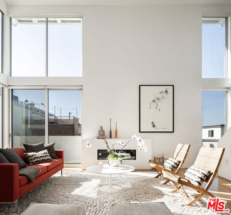 34 S Venice Blvd Unit: 2