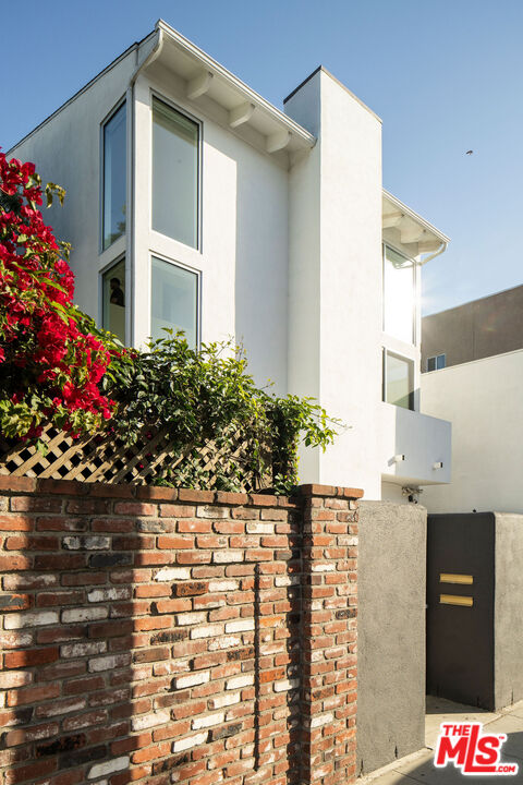 34 S Venice Blvd Unit: 2
