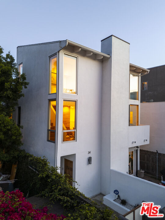 34 S Venice Blvd Unit: 2