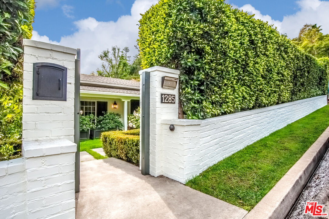 1285 Sunset Plaza Dr
