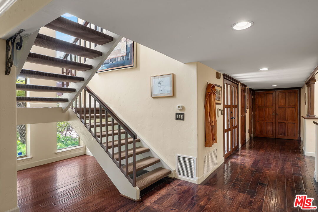2528 Angelo Dr