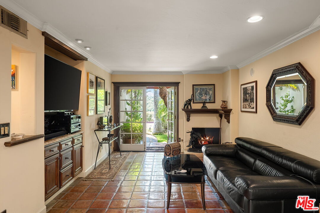 2528 Angelo Dr
