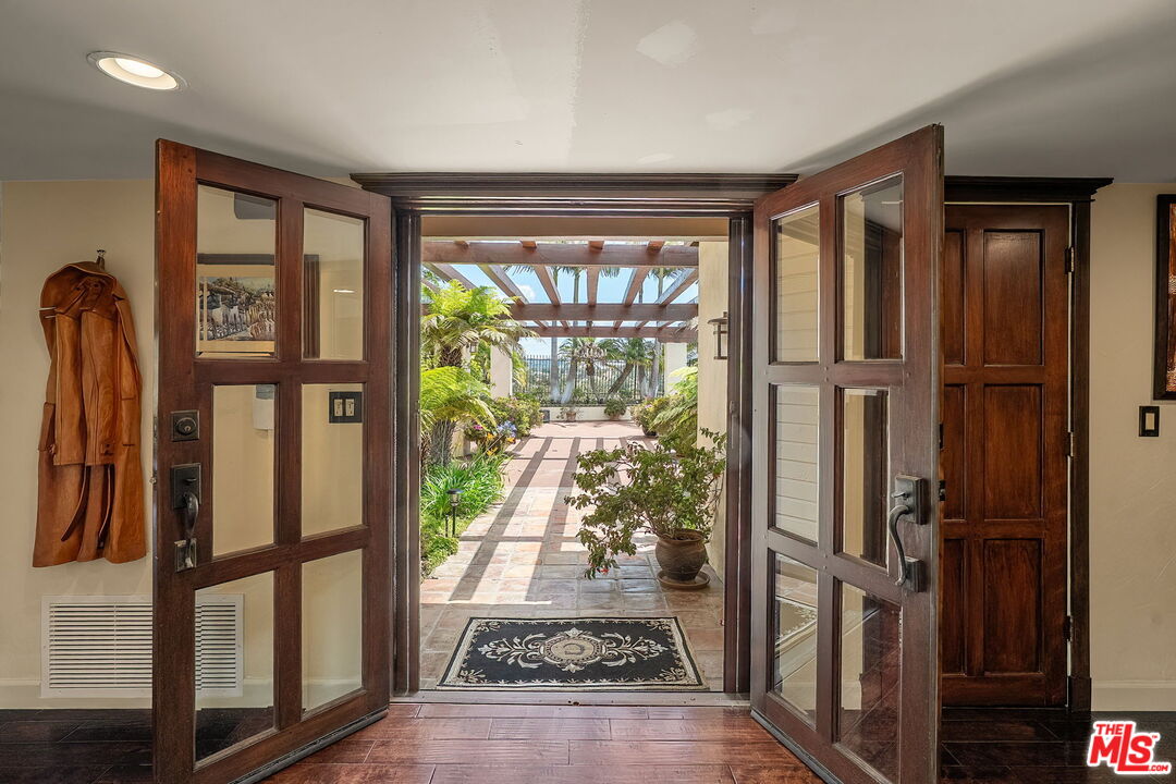 2528 Angelo Dr