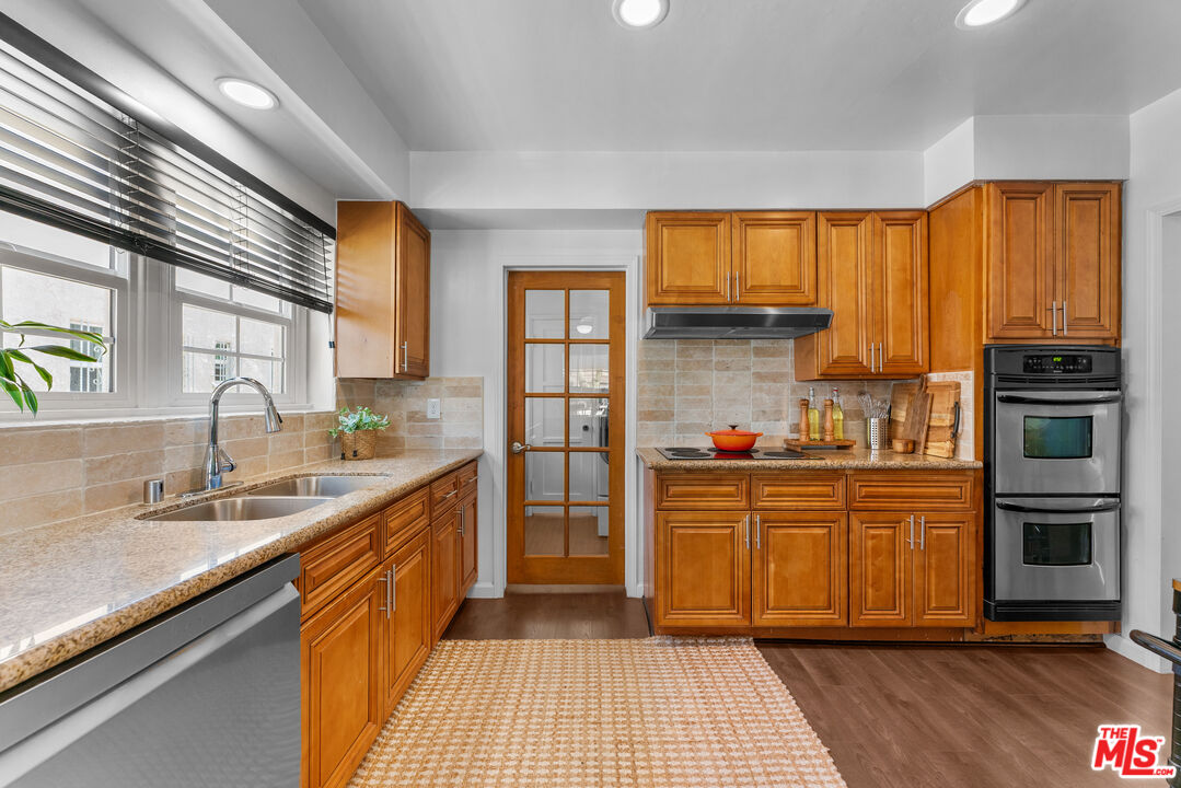 1262 W 80th St
