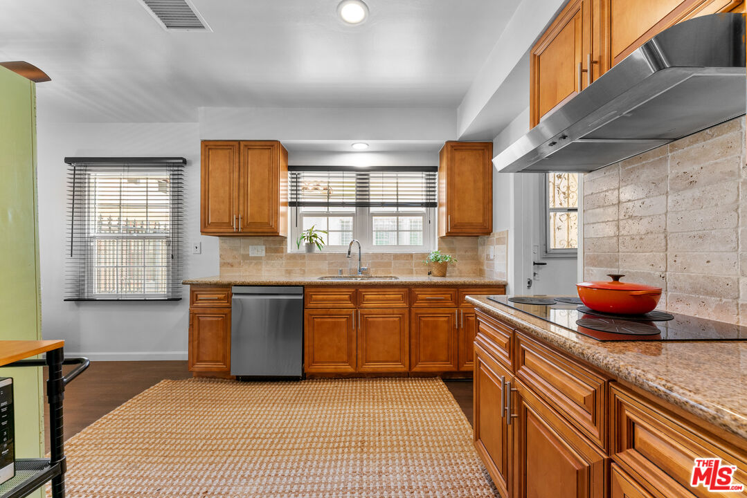 1262 W 80th St