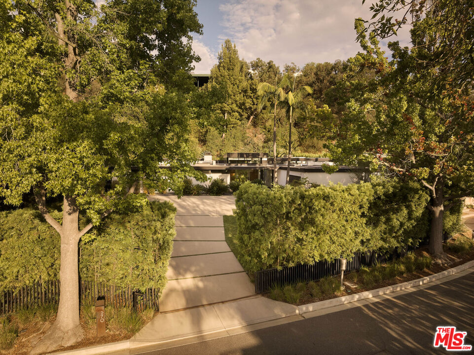 570 Evelyn Pl