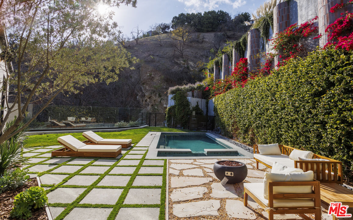 3755 Camino De La Cumbre