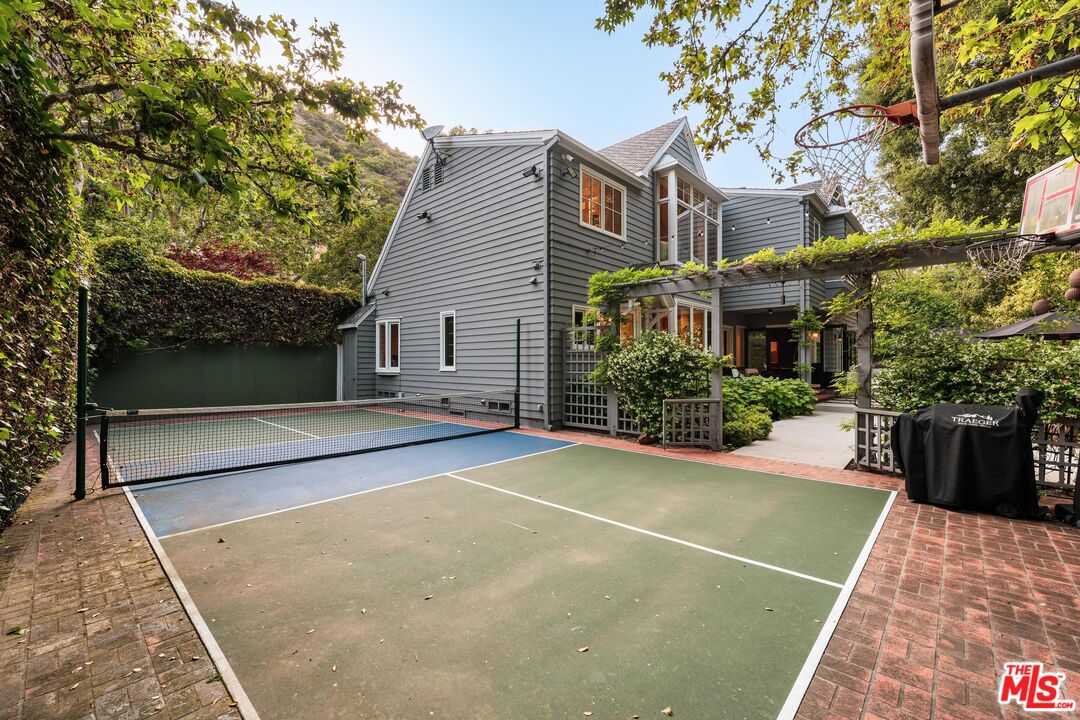2600 Mandeville Canyon Rd