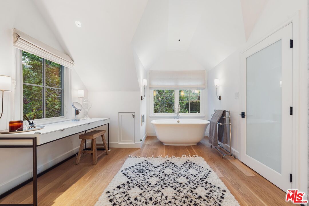 2600 Mandeville Canyon Rd