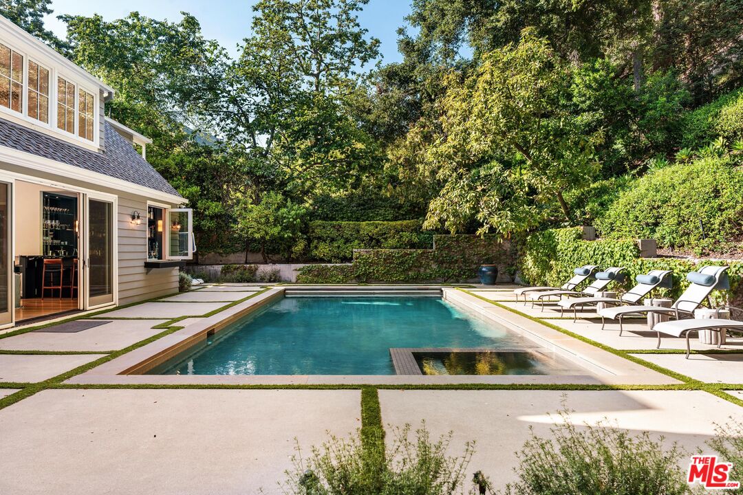 2600 Mandeville Canyon Rd